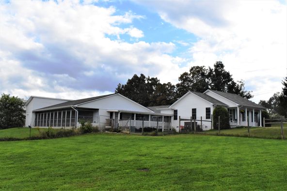 Bed & Biscuit: 153 Fence Ln, Crossville, TN 38571